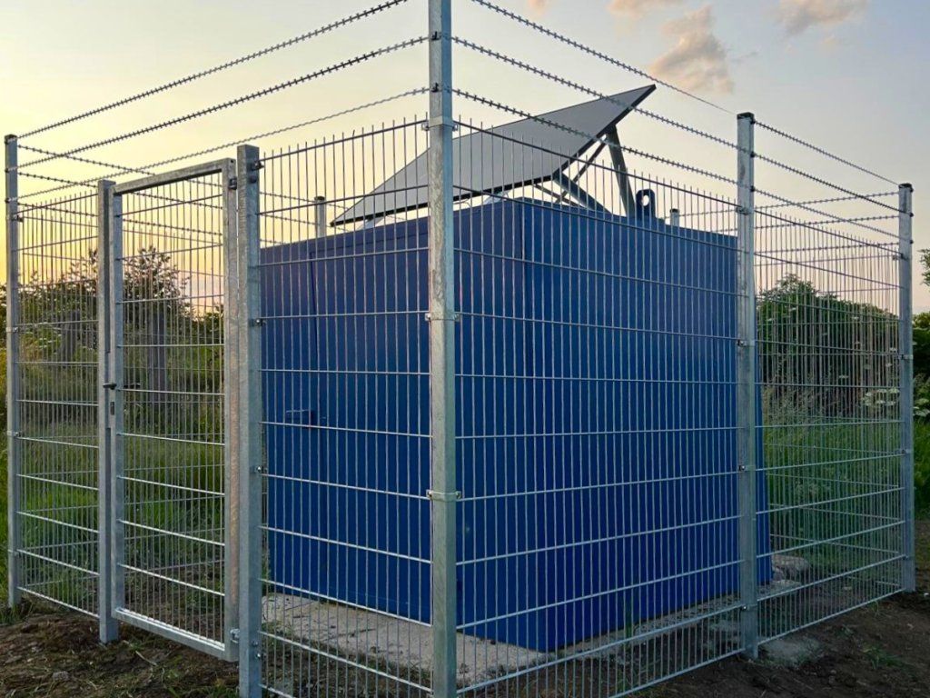 2D plotové panely se žiletkovými páskami kolem střeženého objektu, realizace Kadaň