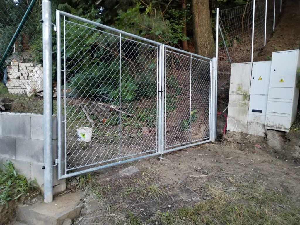 Dvoukřídlá brána pro vjezd techniky, realizace Hustopeče u Brna