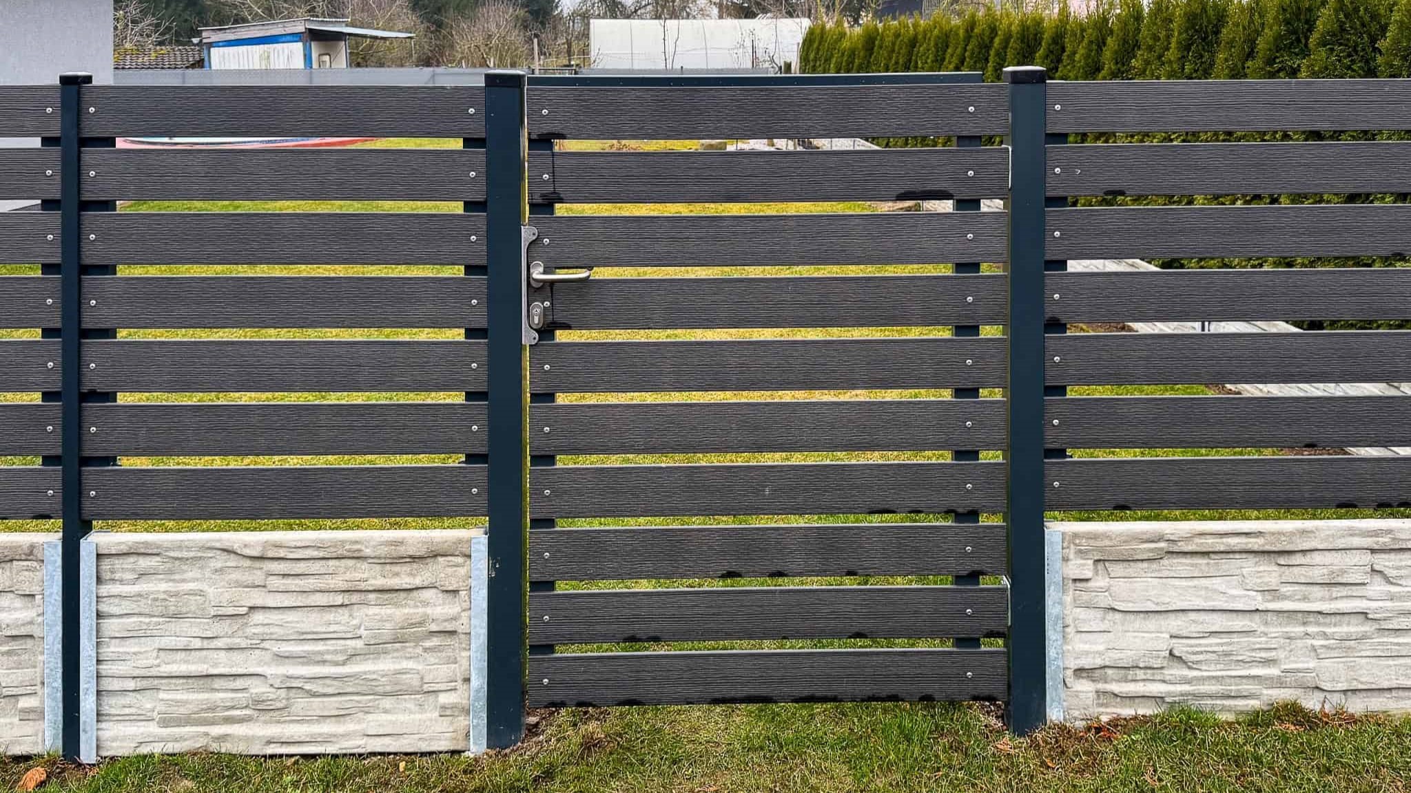 Branka s výplní plotovek Branka